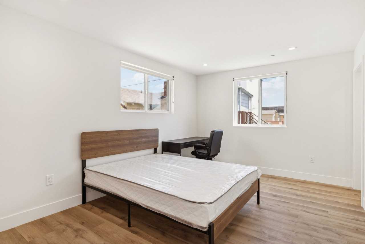 Leo P 3437 S Catalina St - Photo 4 of 20