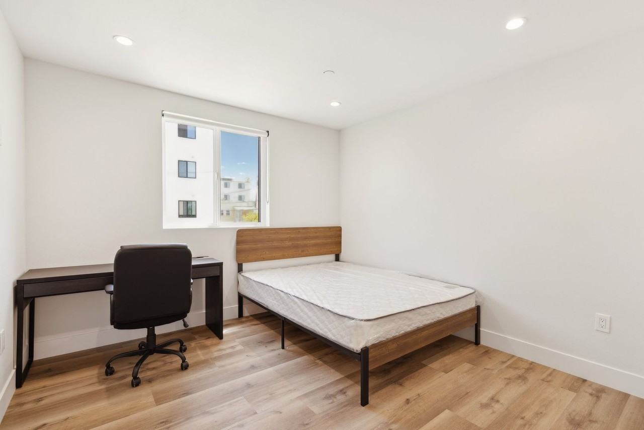 Leo P 3437 S Catalina St - Photo 5 of 20