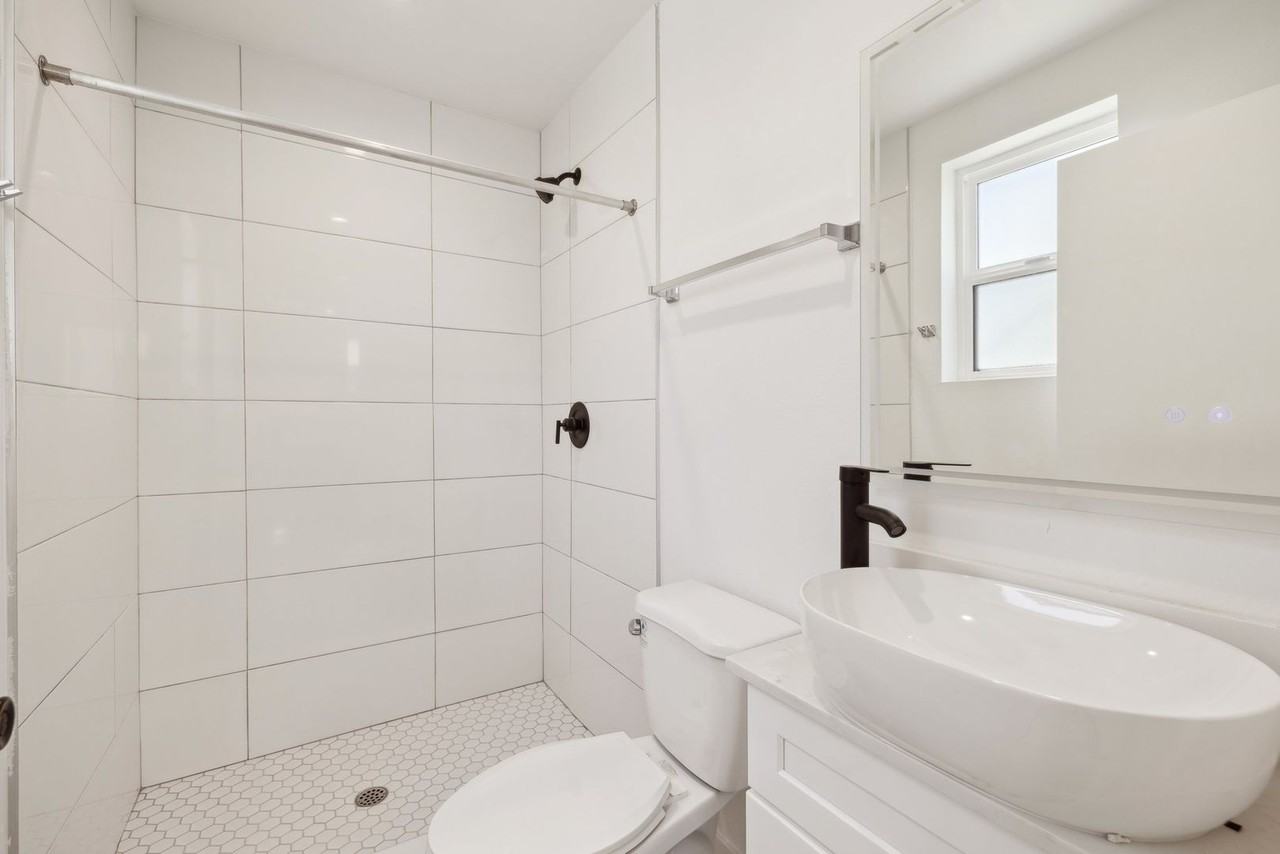 Leo P 3437 S Catalina St - Photo 6 of 20