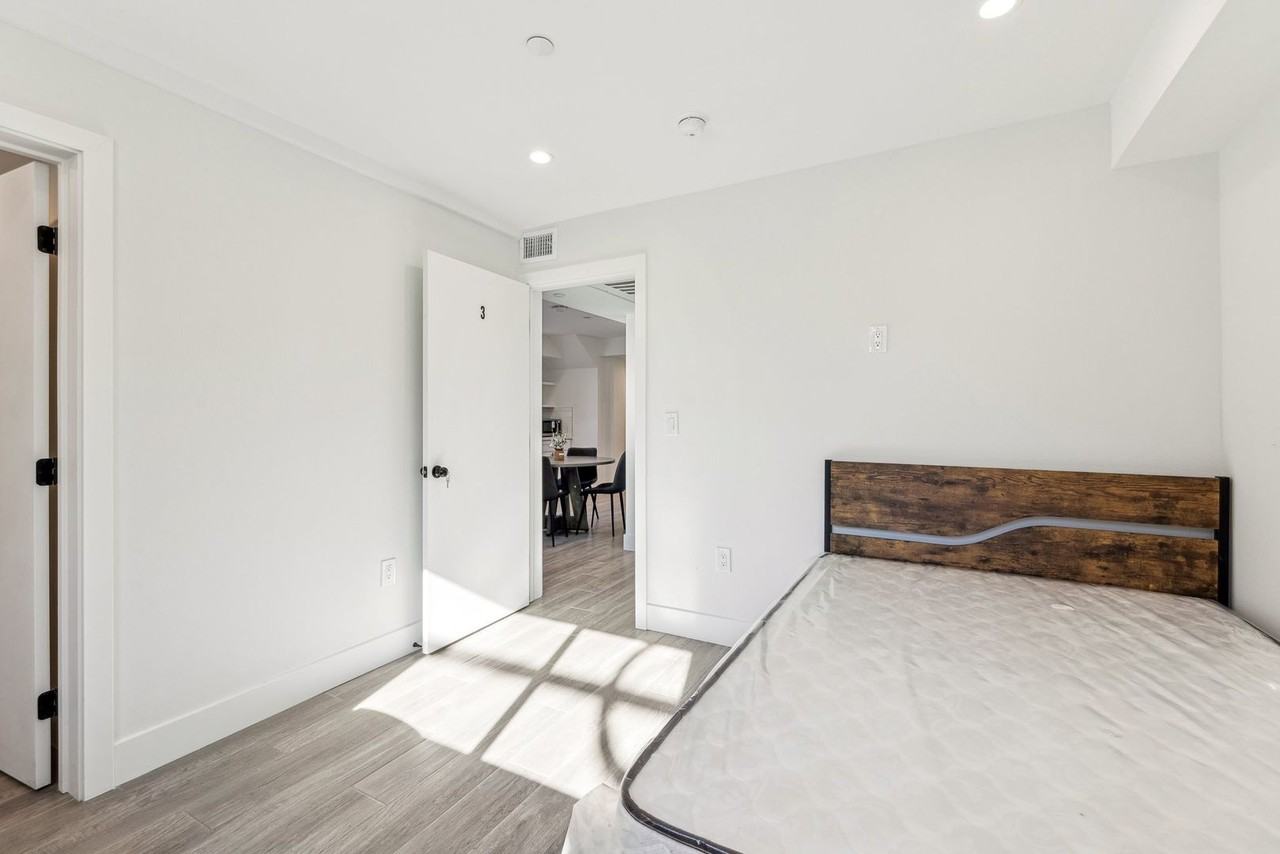 MH 1252 W 37th St - Photo 4 of 7