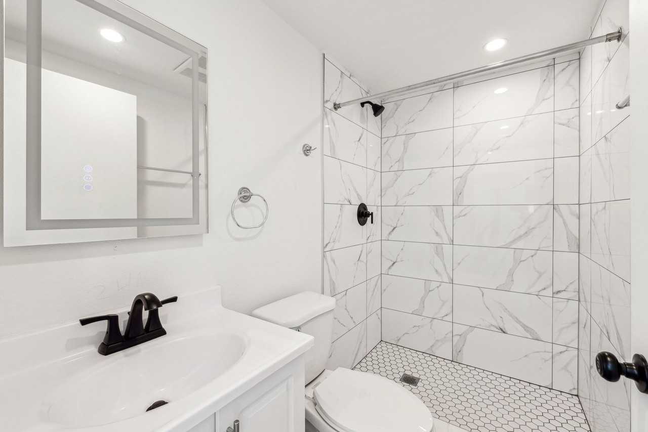 MH 1252 W 37th St - Photo 6 of 7