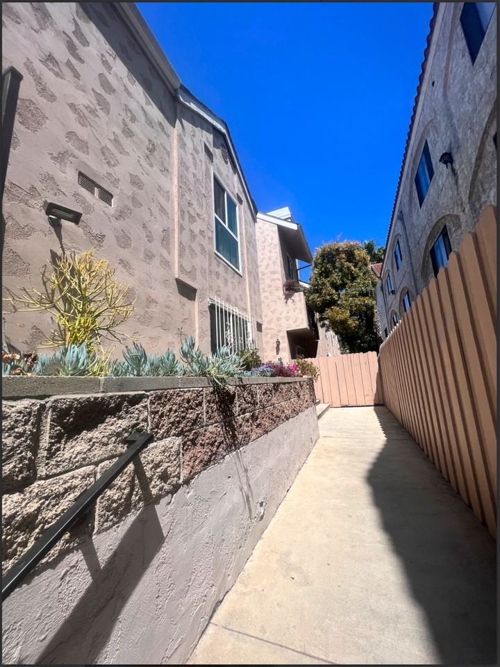 BEAUTIFUL REMODELED 1 AND 2 BEDROOM UNITS IN PRIME LOCATION - Photo 4 of 5