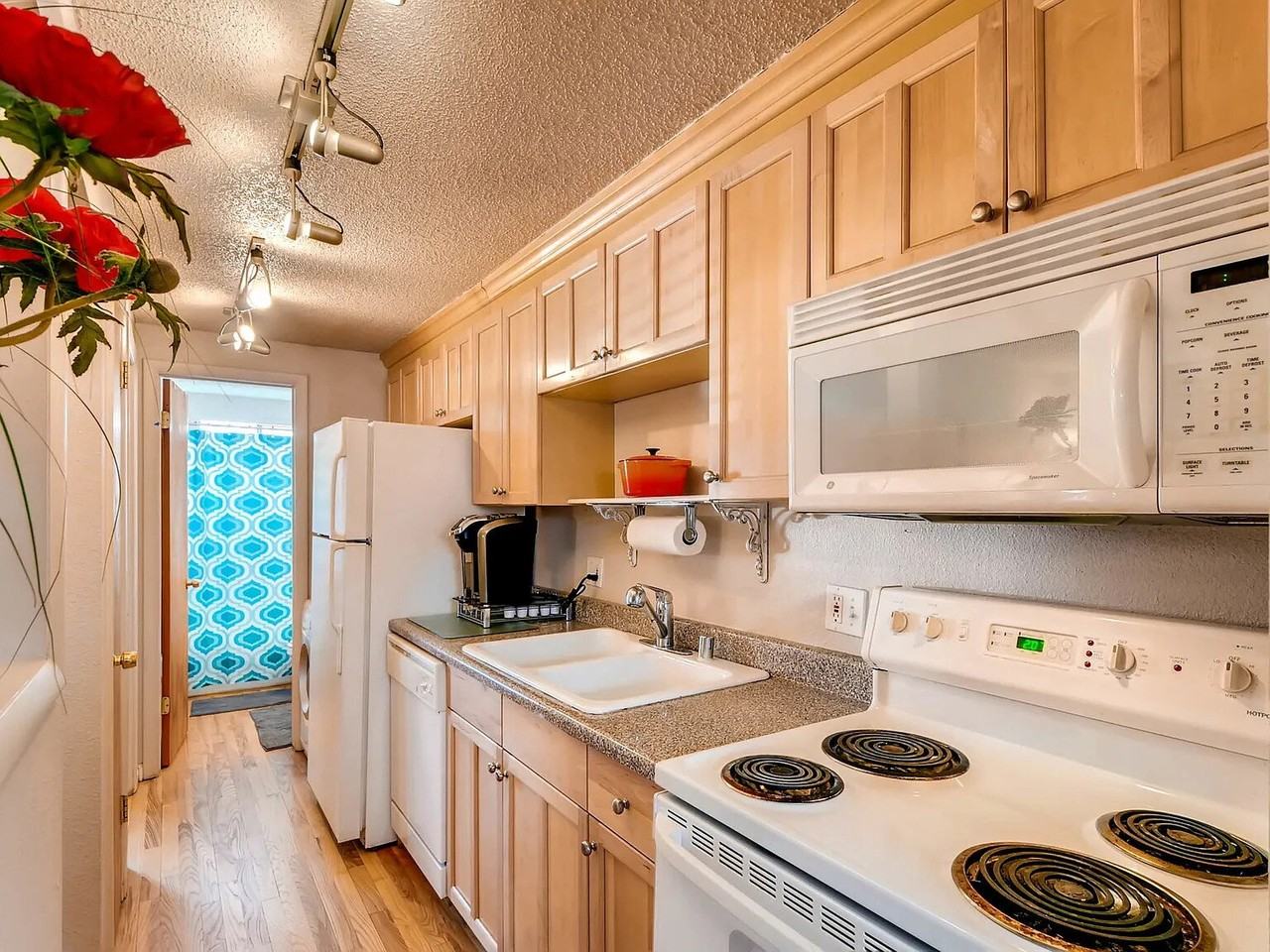 148 S Emerson St Apt 203 - Photo 3 of 19