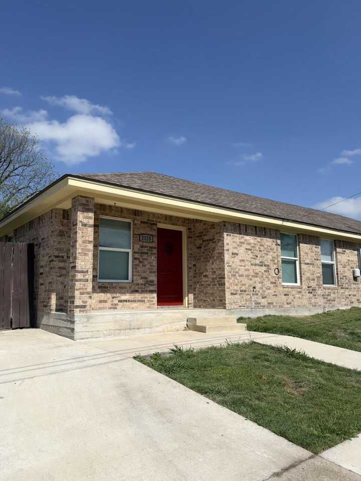 2125 Burnett Ave Apt A - Photo 3 of 13