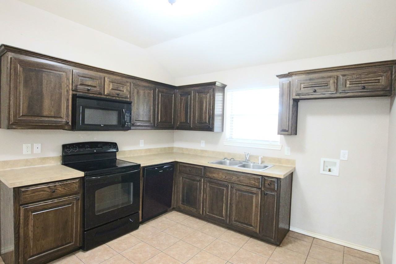 17013 Loring Ln - Photo 5 of 15