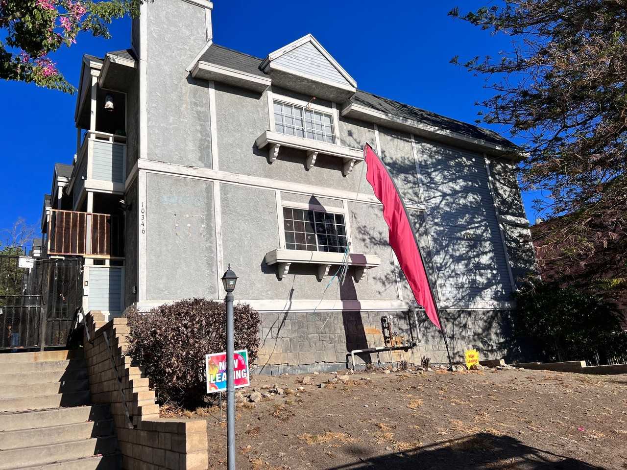 BEAUTIFUL REMODELED 1 AND 2 BEDROOM UNITS IN PRIME LOCATION - Photo 2 of 3