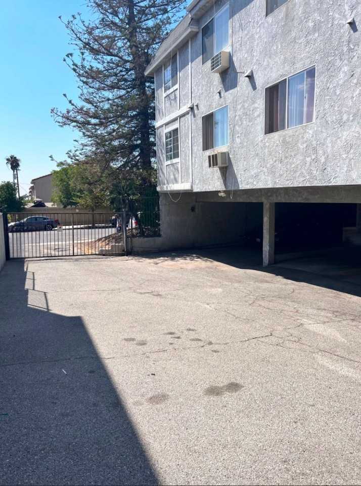 BEAUTIFUL REMODELED 1 AND 2 BEDROOM UNITS IN PRIME LOCATION - Photo 3 of 3