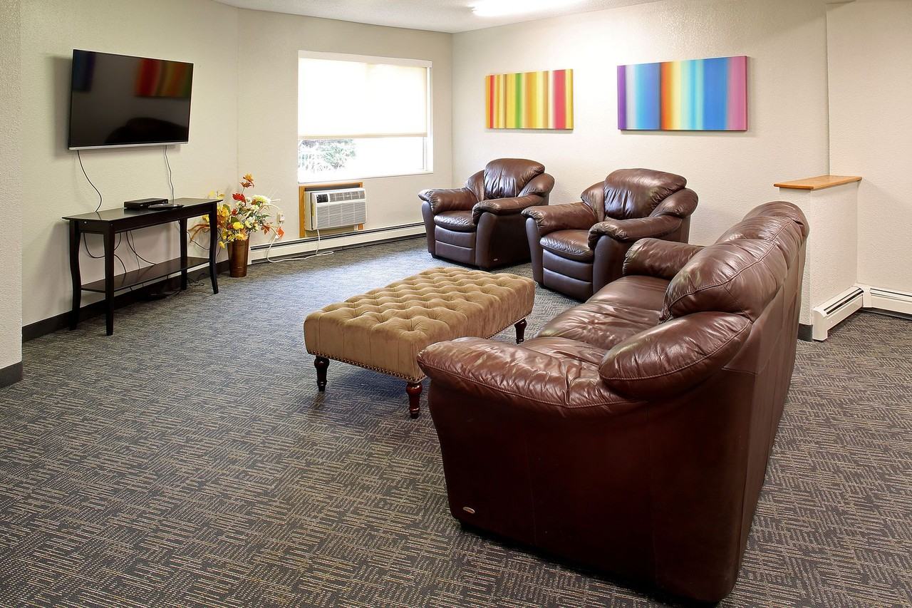 Hanley Place Apartments - Photo 3 of 9