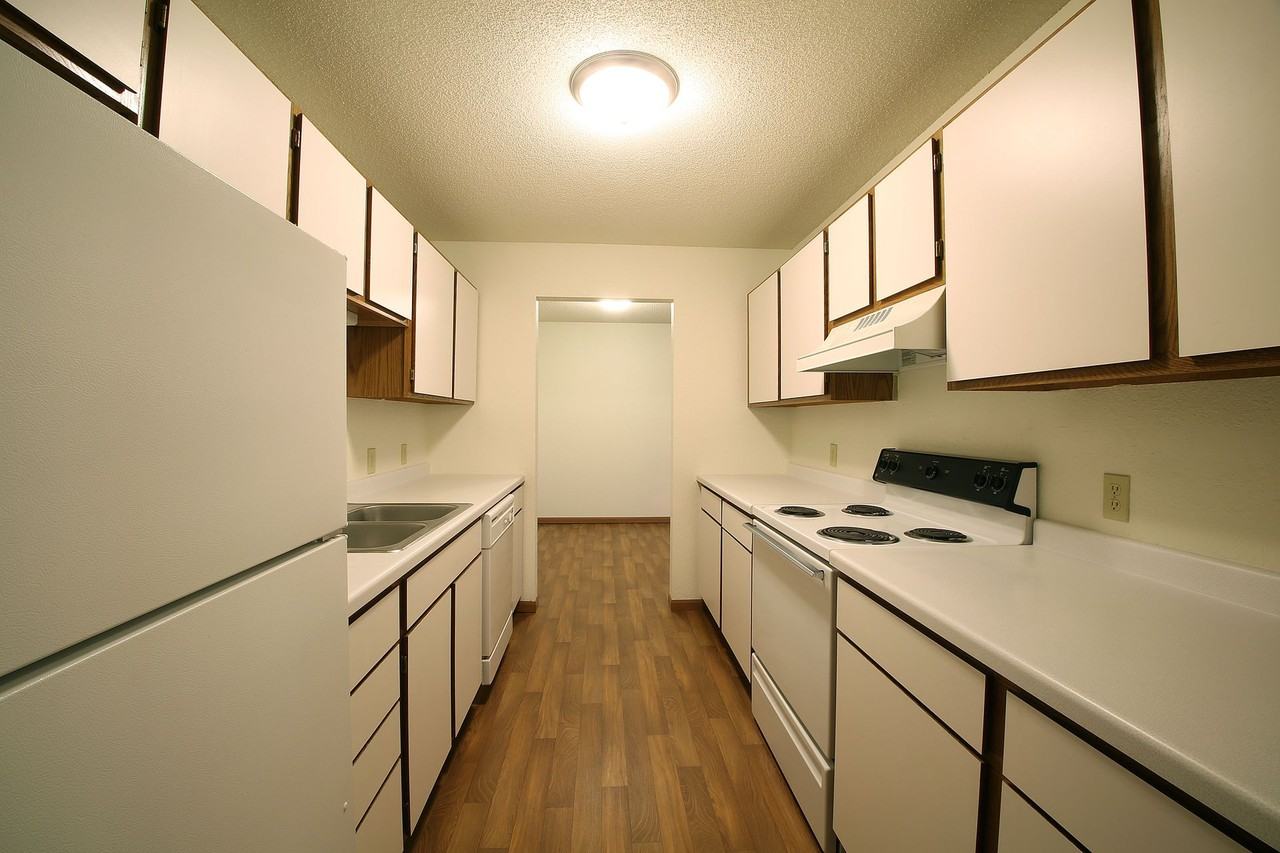 Hanley Place Apartments - Photo 6 of 9