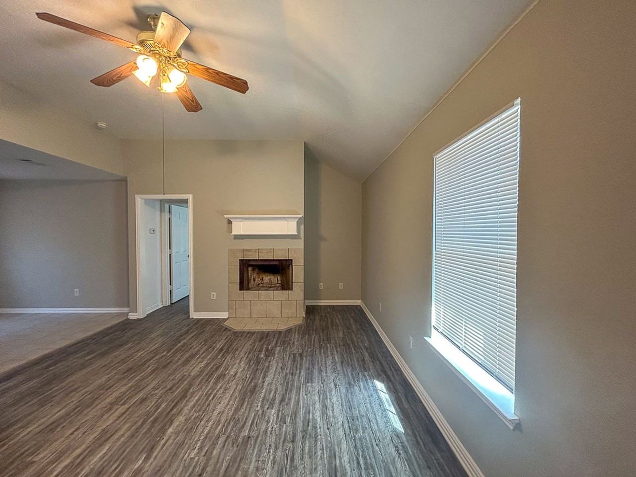 1307 Henderson St - Photo 2 of 10