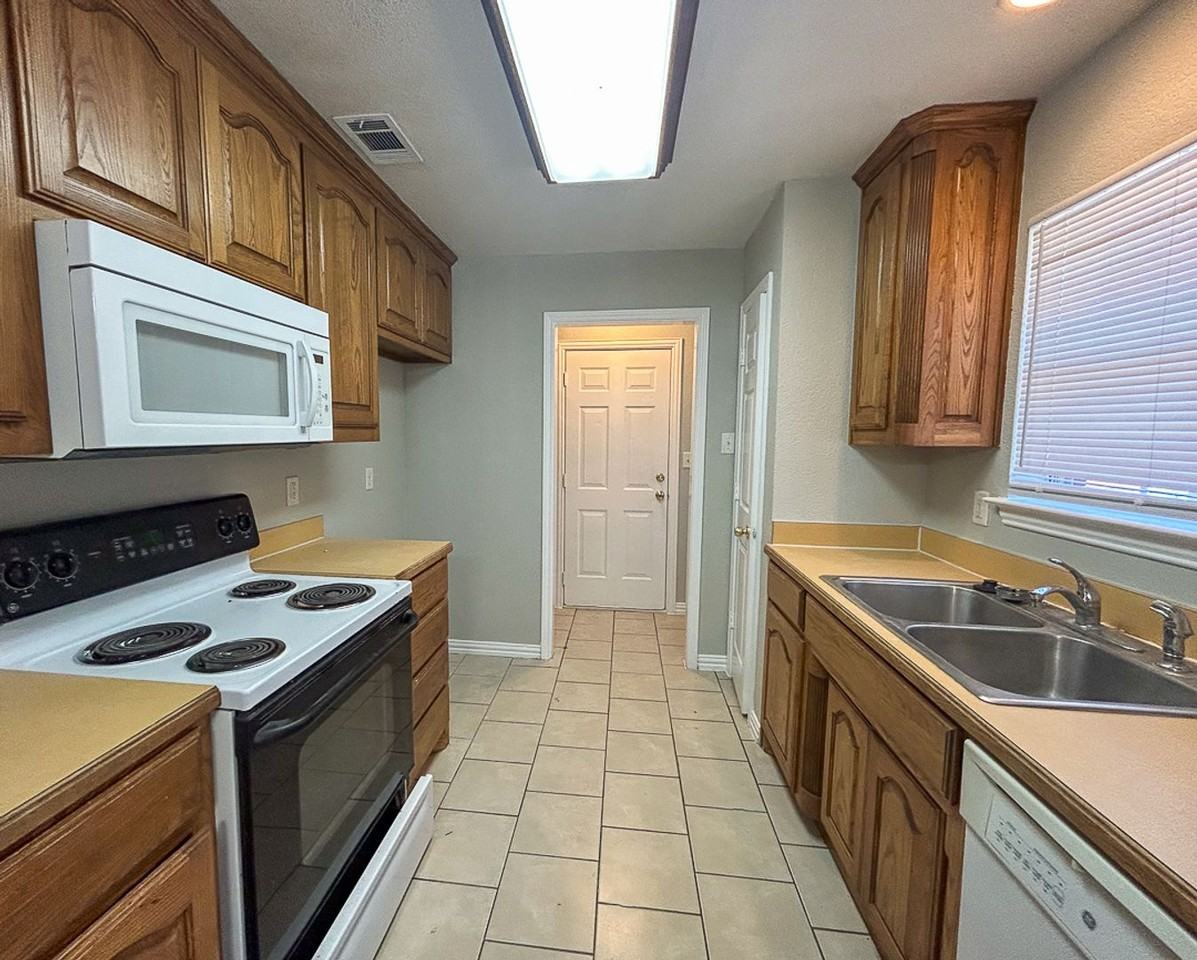 1307 Henderson St - Photo 3 of 10