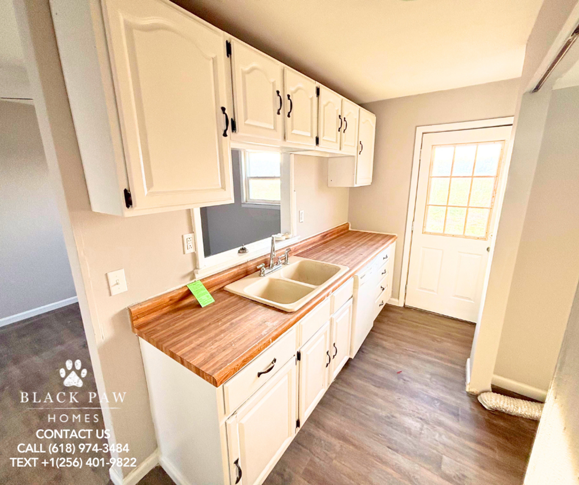 Very large 3 bedroom townhouse - Photo 2 of 8