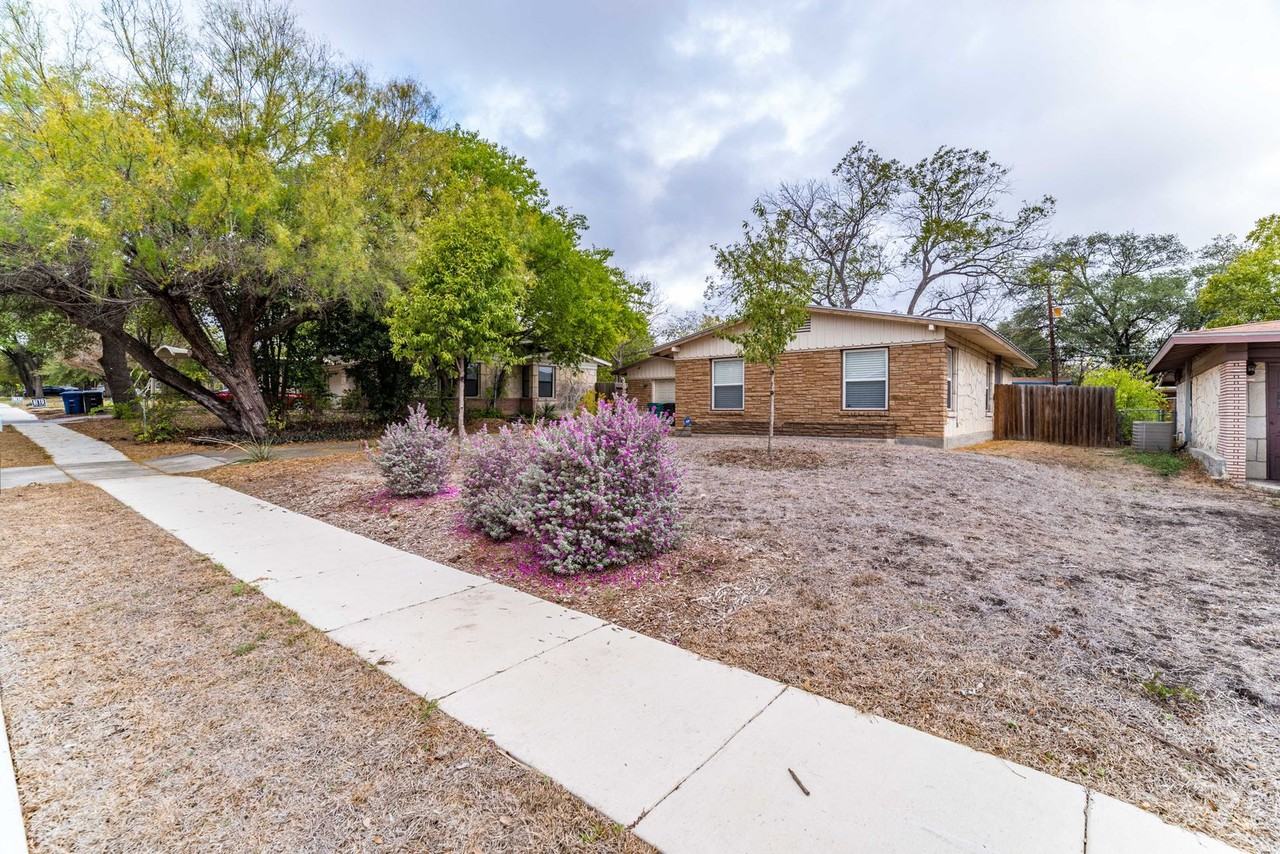 467 Shannon Lee St - Photo 2 of 18