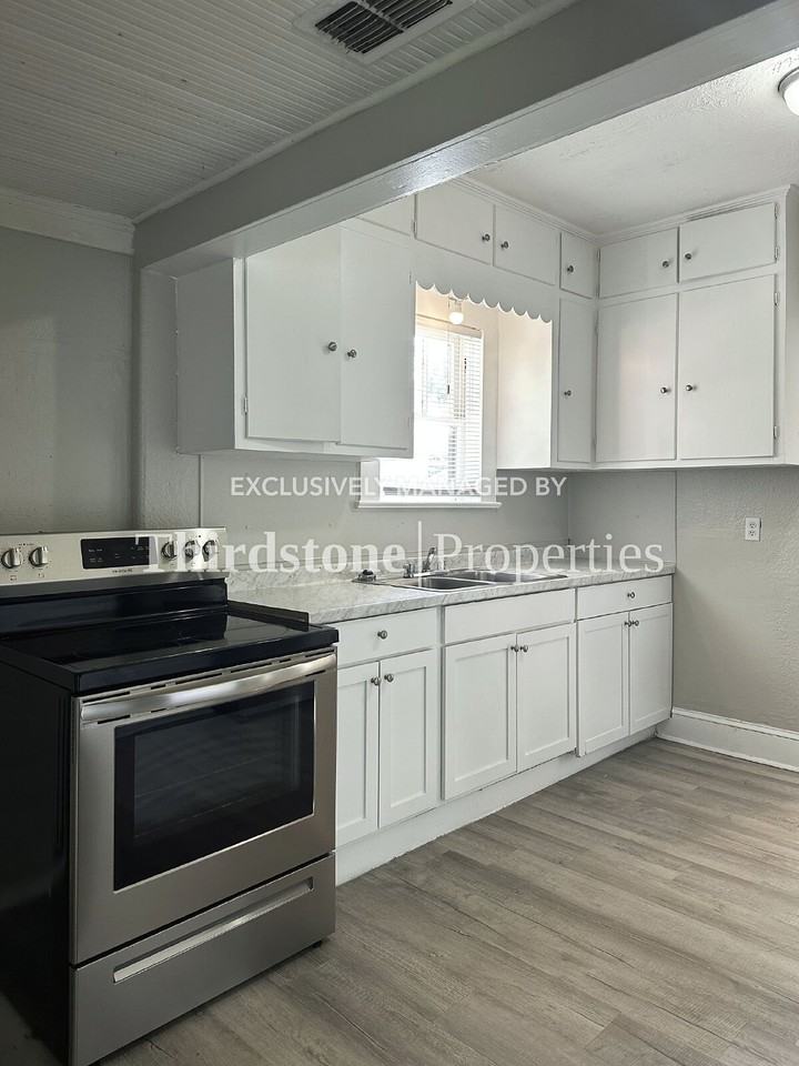 2903 Dignan St - Photo 4 of 23