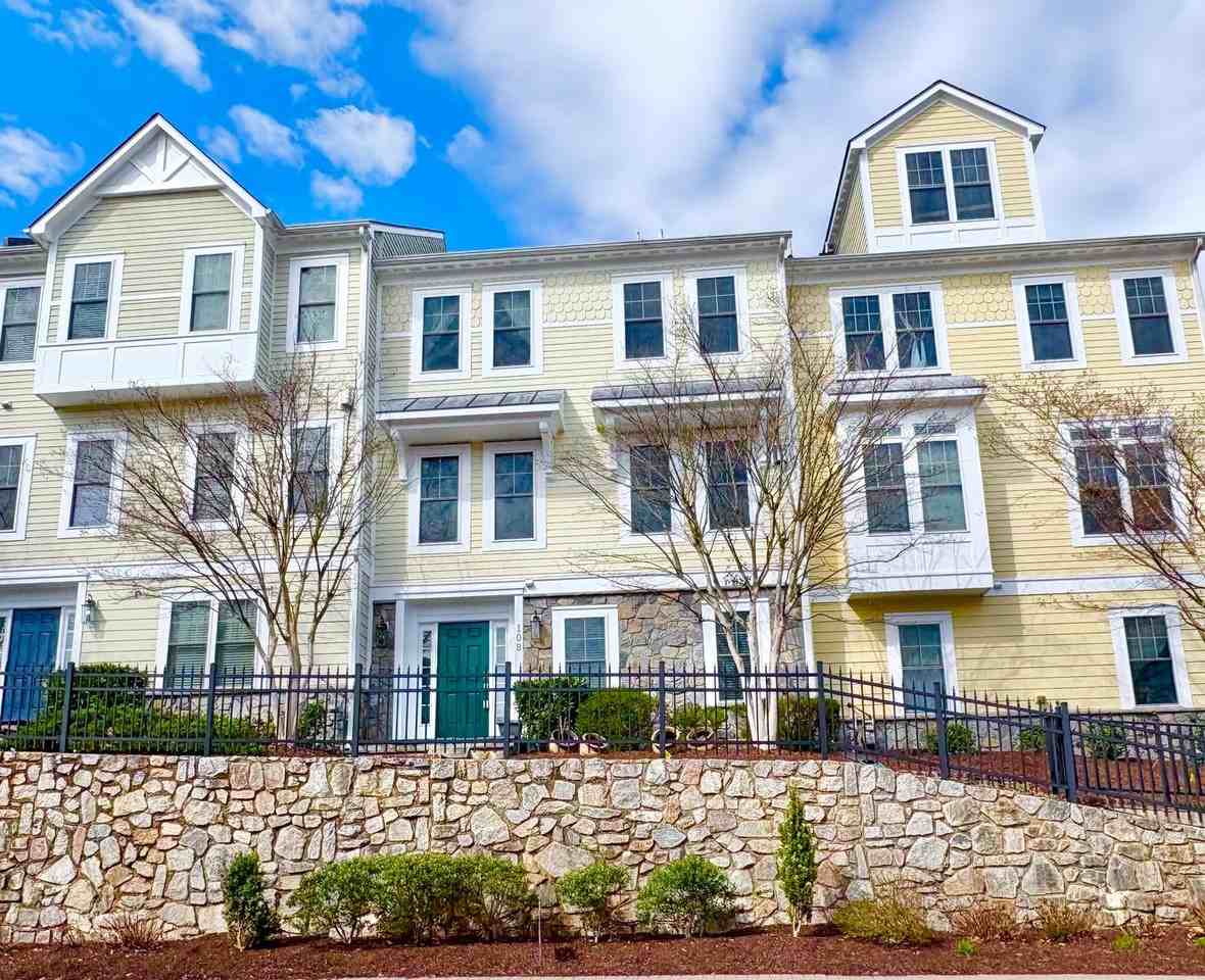 108 Washington St - Photo 2 of 26