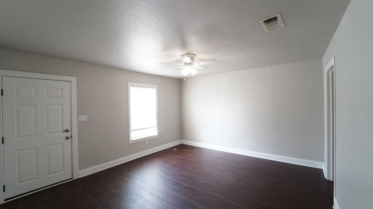 313 E Columbia St - Photo 4 of 18