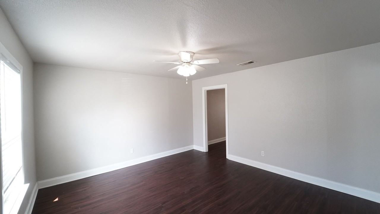 313 E Columbia St - Photo 5 of 18