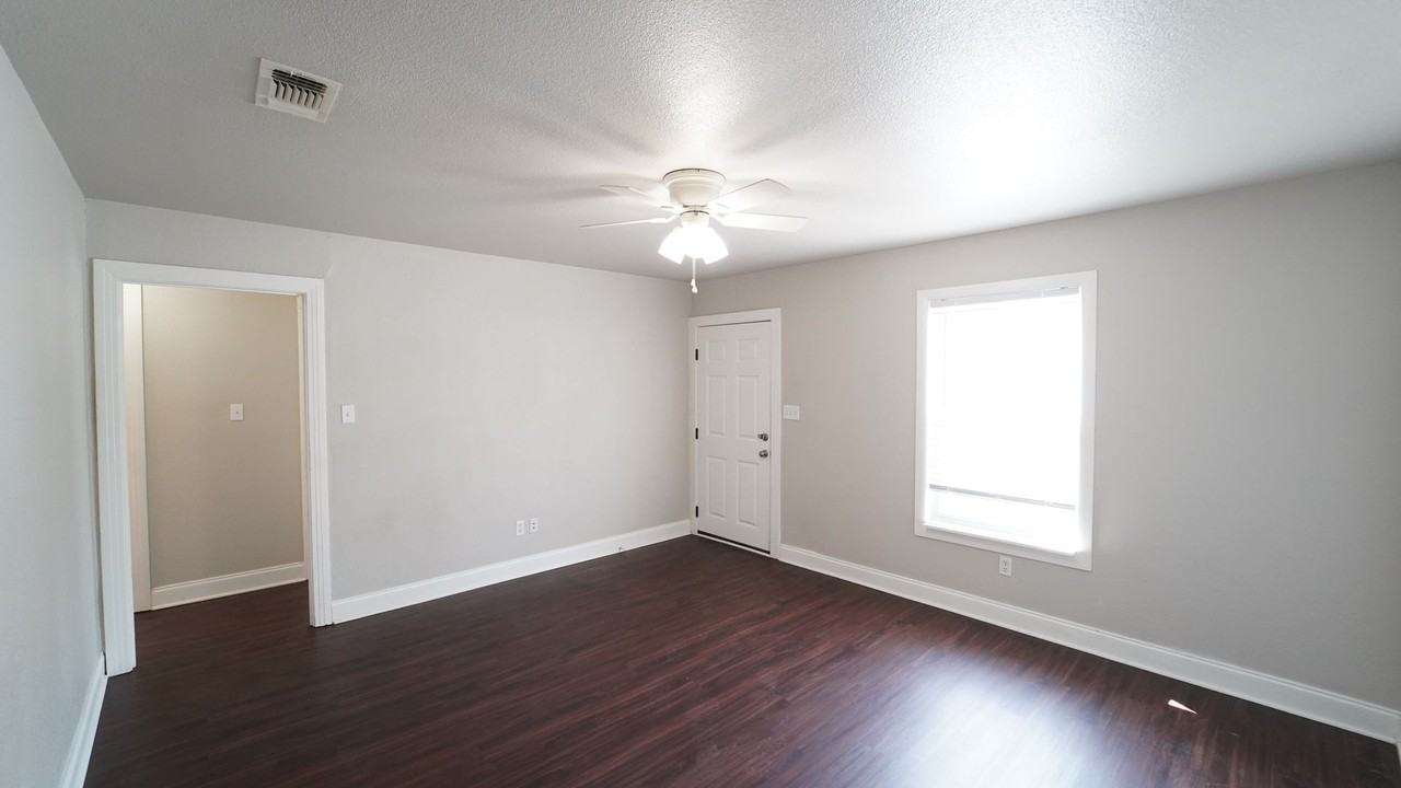 313 E Columbia St - Photo 7 of 18