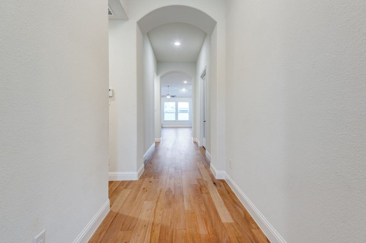 1117 9th St - Photo 3 of 25