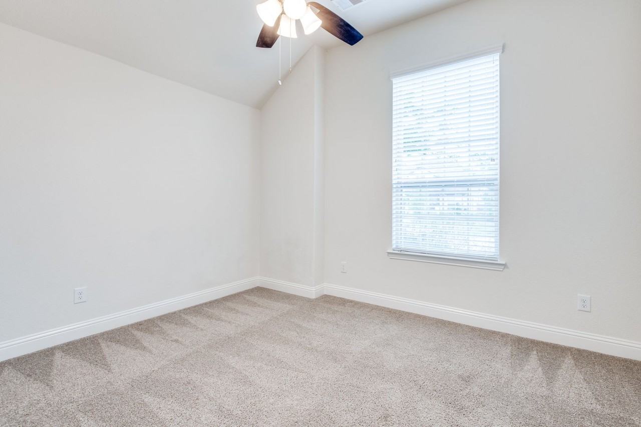 1117 9th St - Photo 2 of 25