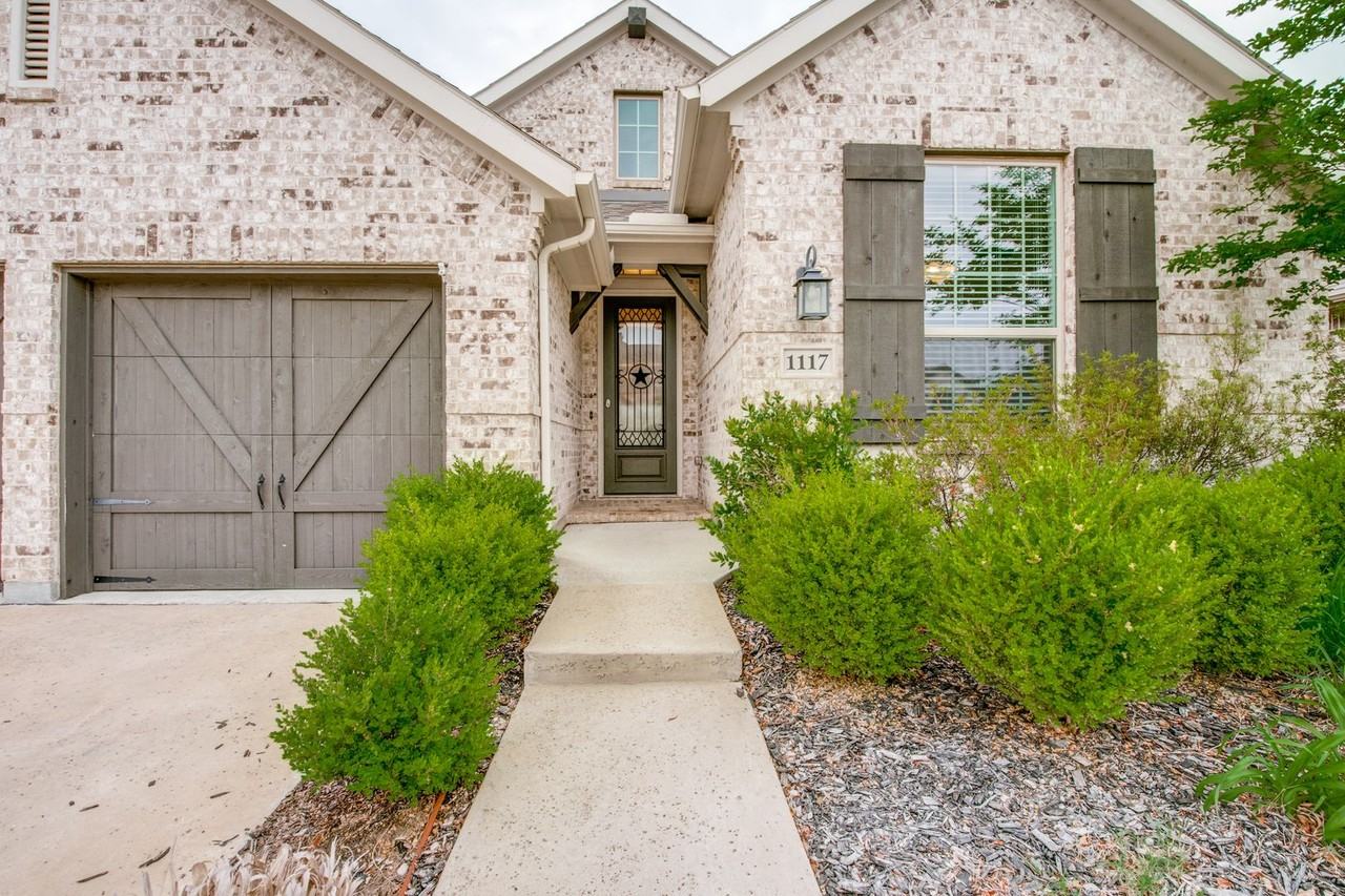 1117 9th St - Photo 2 of 25