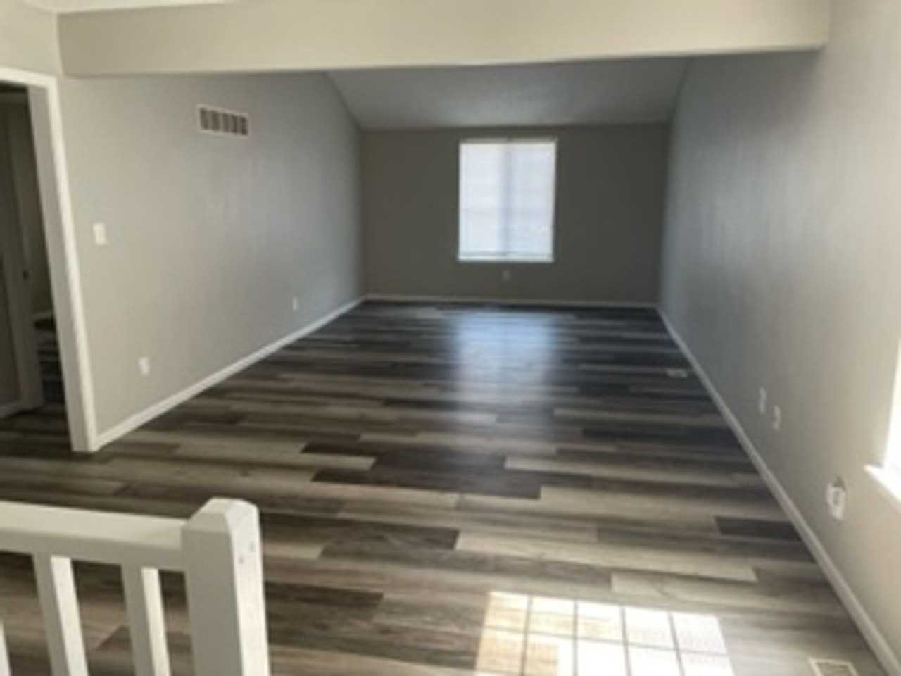 327 Nw Gibson Rd - Photo 5 of 9