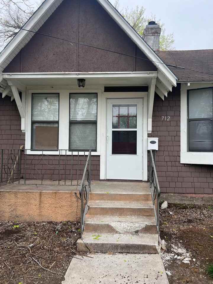 712 W 4th St - Photo 2 of 10