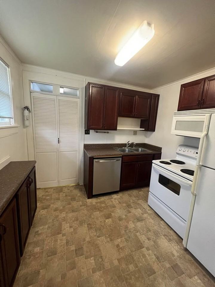 712 W 4th St - Photo 4 of 10