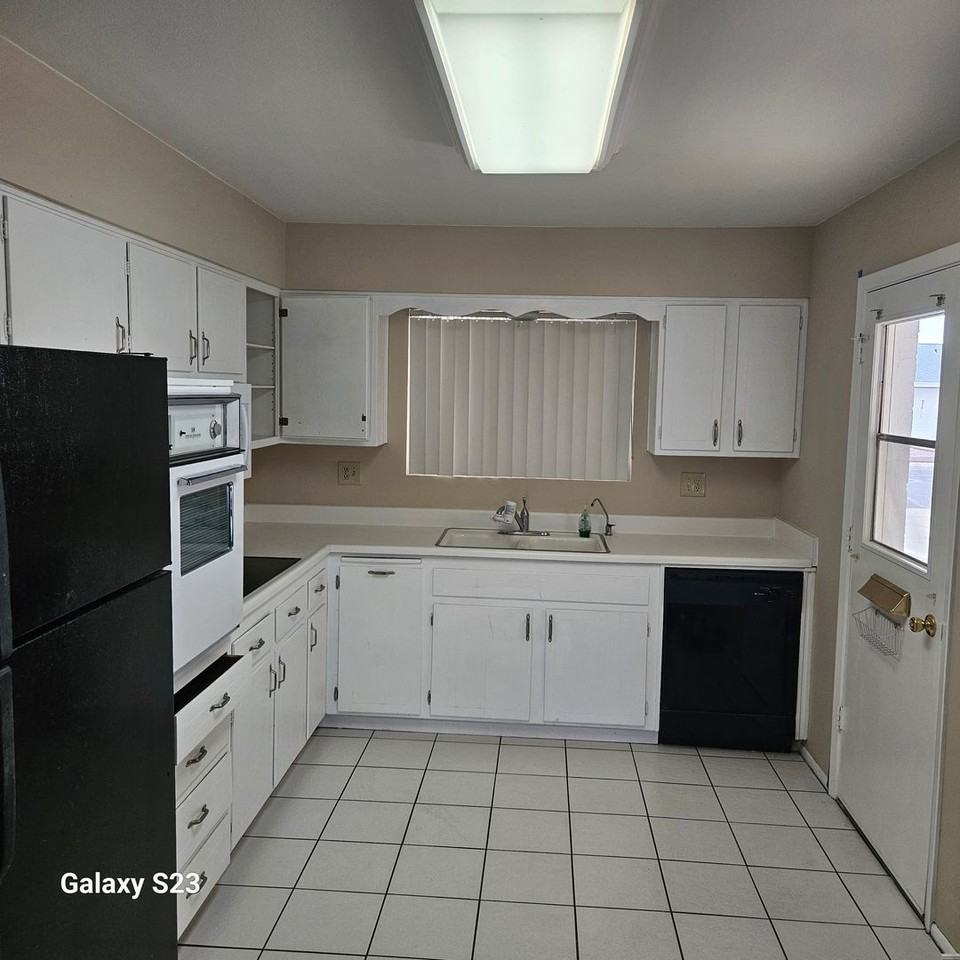 10010 W Andover Ave - Photo 3 of 22