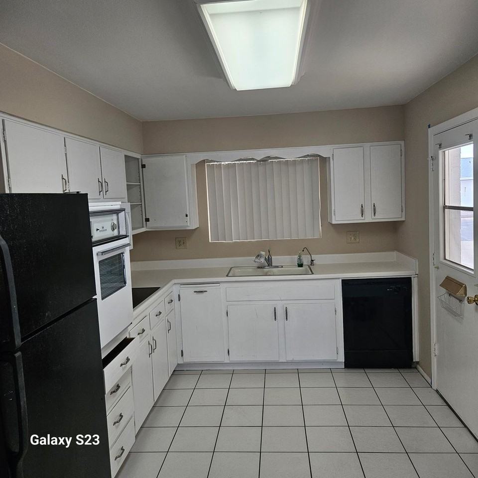 10010 W Andover Ave - Photo 4 of 22