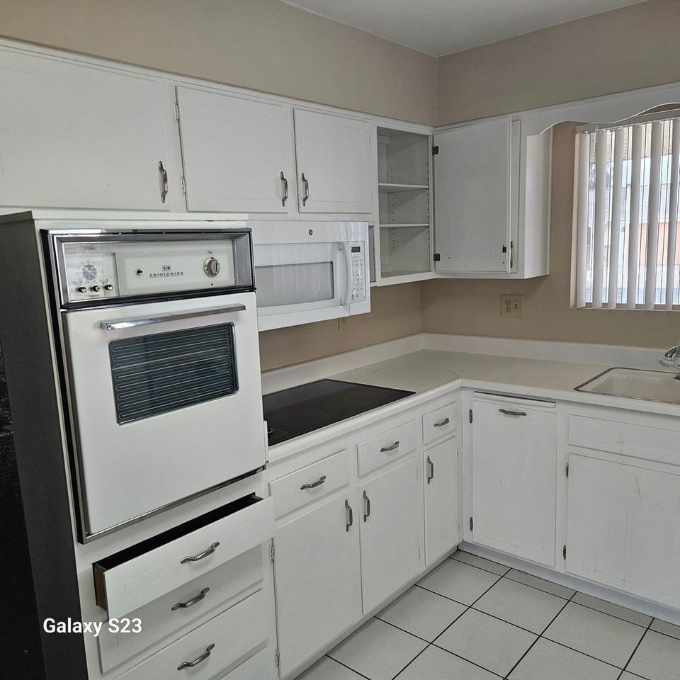 10010 W Andover Ave - Photo 5 of 22