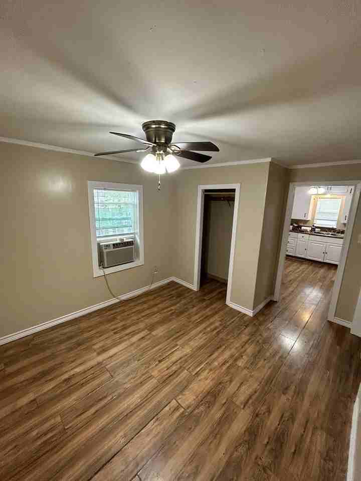 806 E Mckinney St - Photo 4 of 6