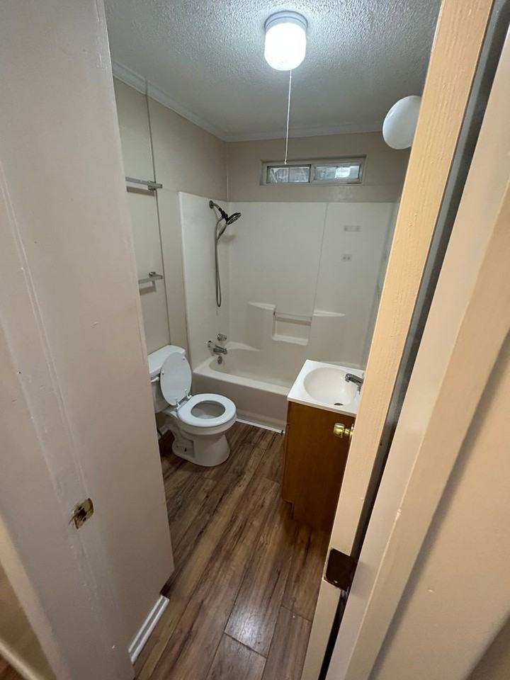 806 E Mckinney St - Photo 5 of 6