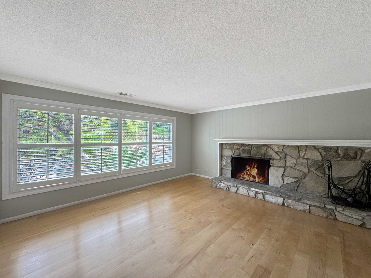 2393 Sunset Dr - Photo 2 of 23