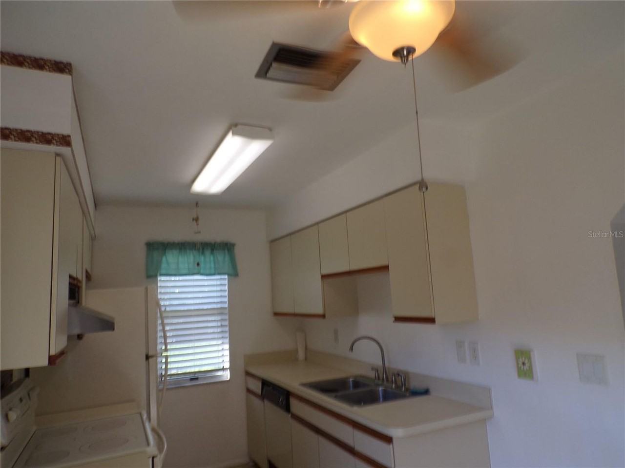 25068 Harborview Rd - Photo 5 of 19