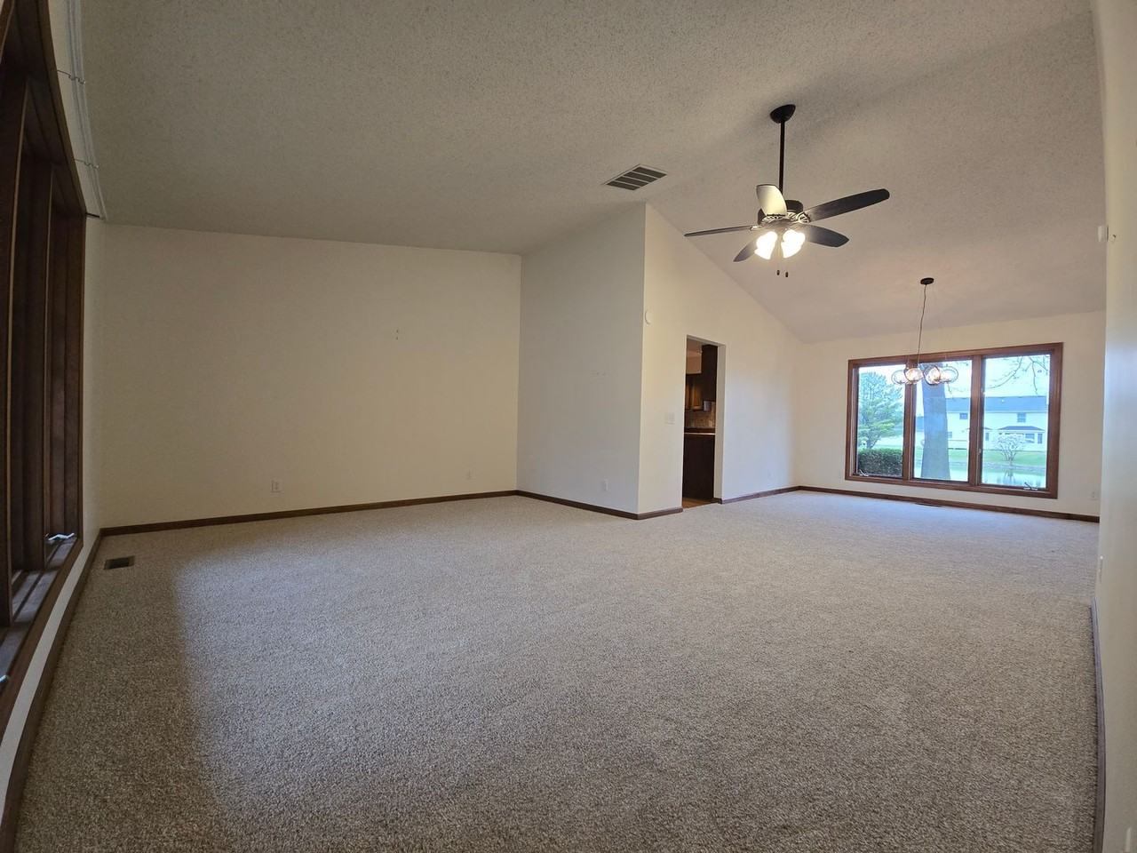 1508 Glenshire Dr - Photo 4 of 29