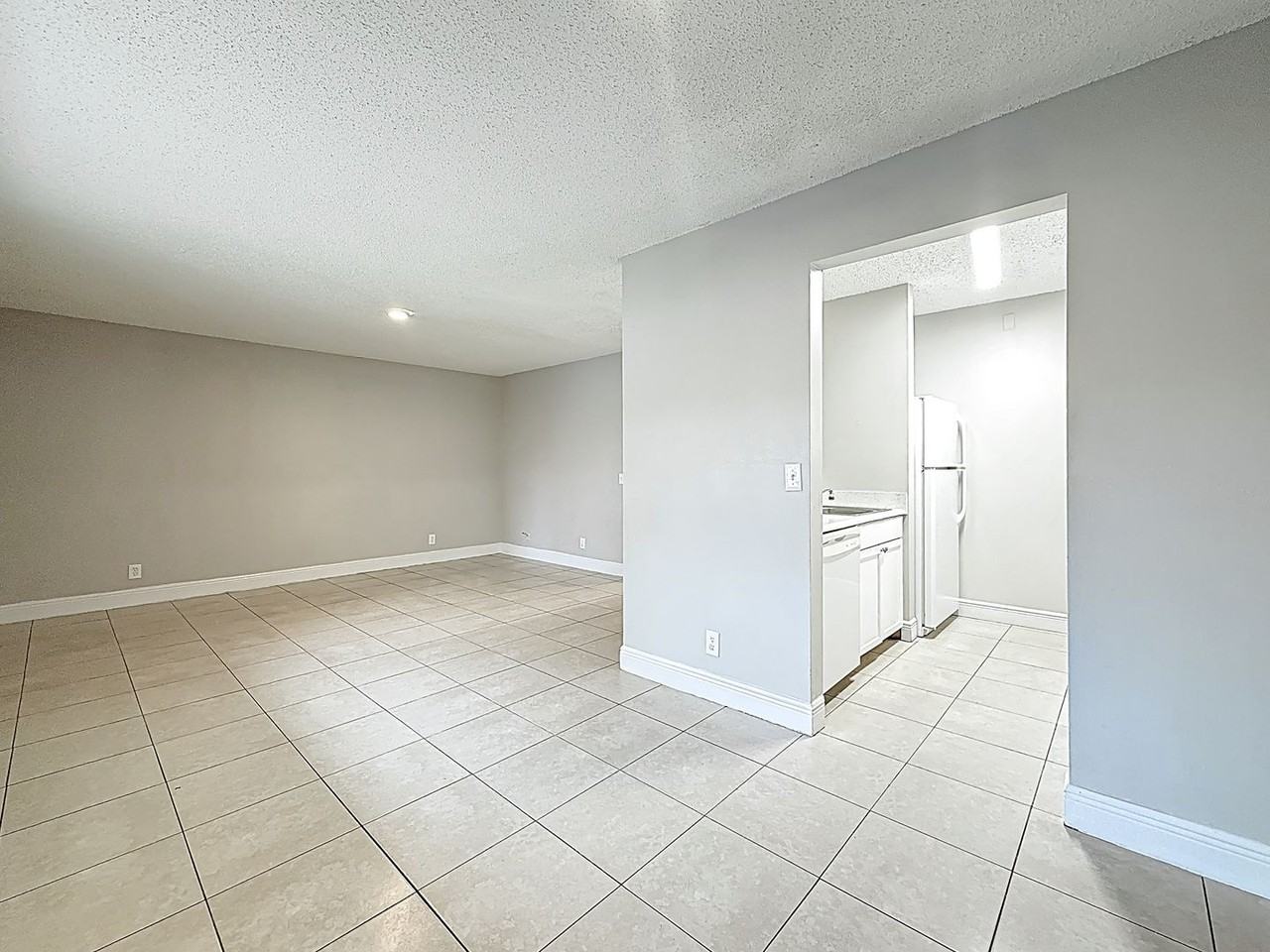 719 Meadows Cir - Photo 2 of 28