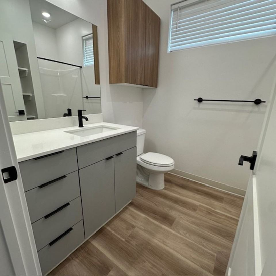 201 E Ross Ave #E - Photo 6 of 15