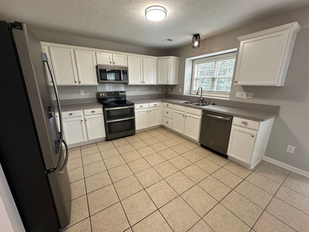 9215 Eminence Ct - Photo 7 of 30