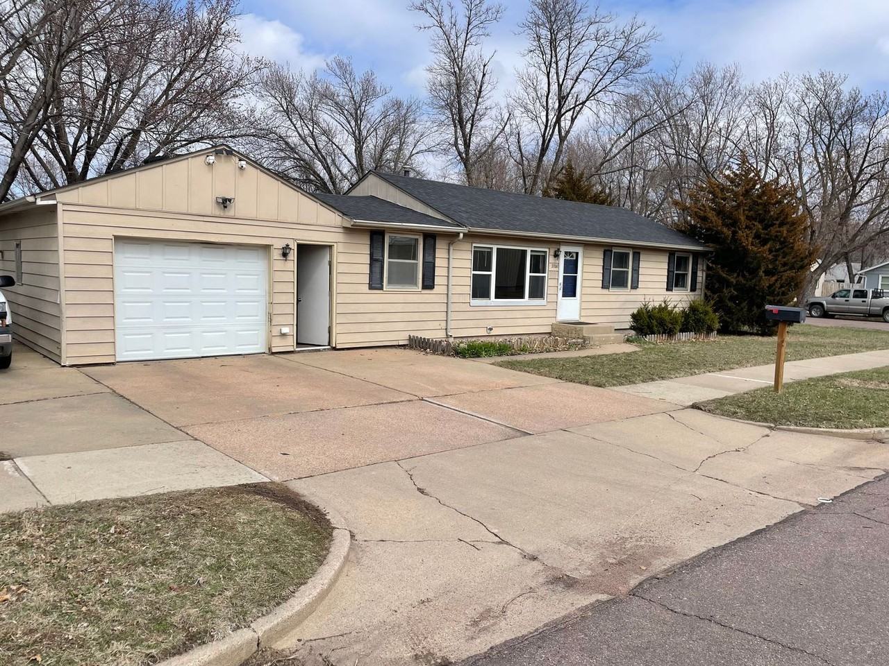 2700 W 2nd St - Photo 2 of 30