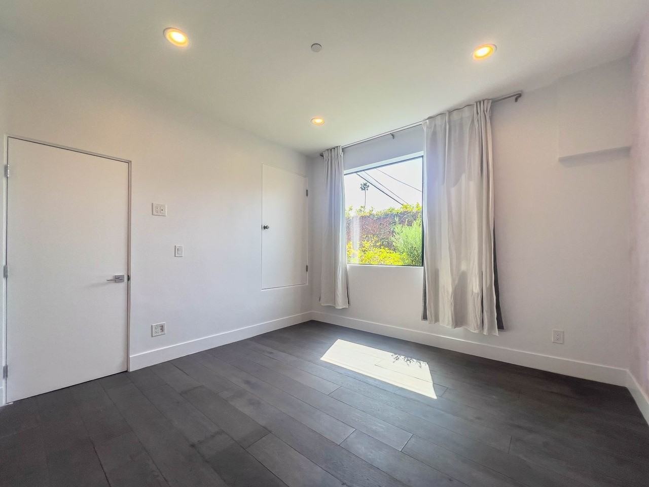 948 N Benton Way - Photo 6 of 32