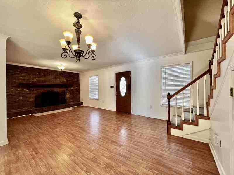 914 Pope Cir - Photo 3 of 16