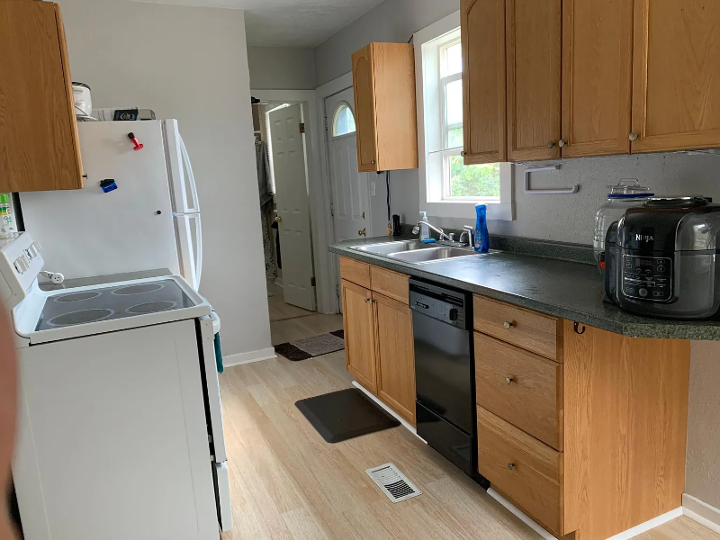 330 1/2 8th Ave E - Photo 2 of 10