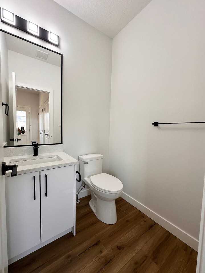 16542 21 Ave Sw #B - Photo 2 of 10