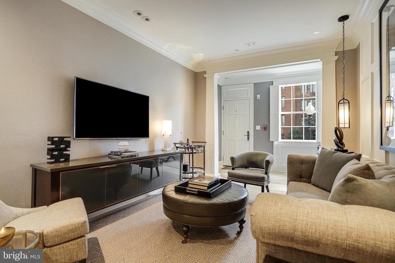 1040 31st St Nw - Photo 5 of 36