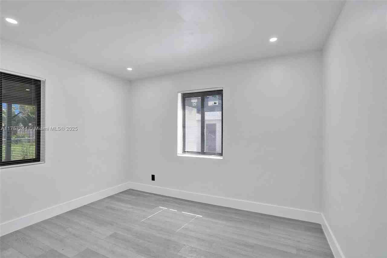 1628 Ne 7th Ave - Photo 2 of 8