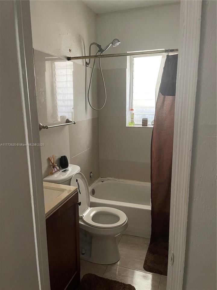 17425 Nw 22nd Ave - Photo 5 of 19