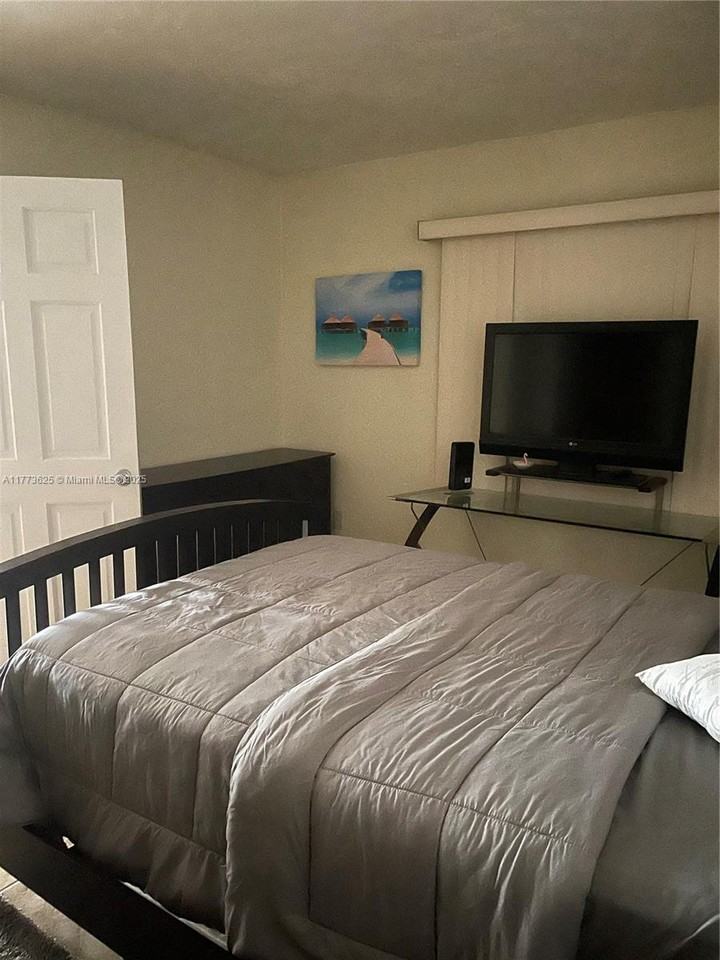 17425 Nw 22nd Ave - Photo 7 of 19