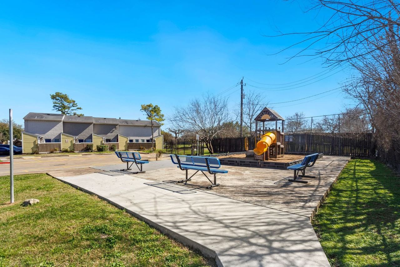 Victoria Park - Photo 5 of 50