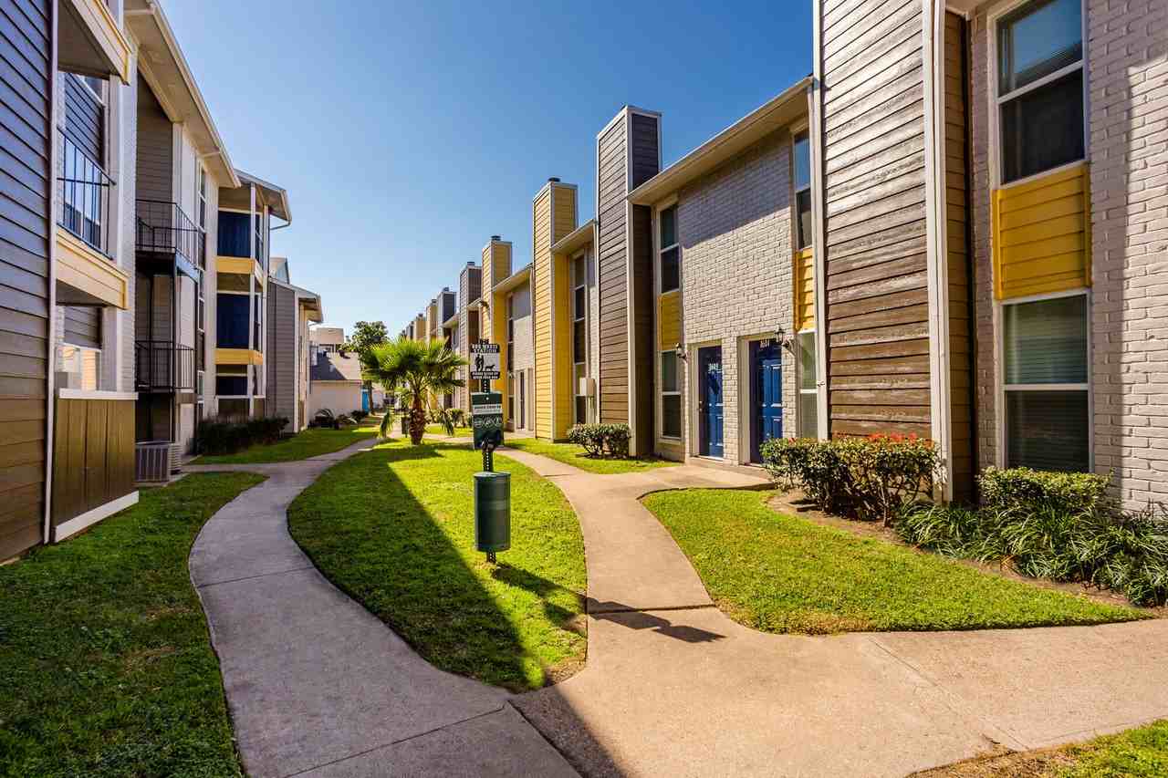 Victoria Park - Photo 7 of 50